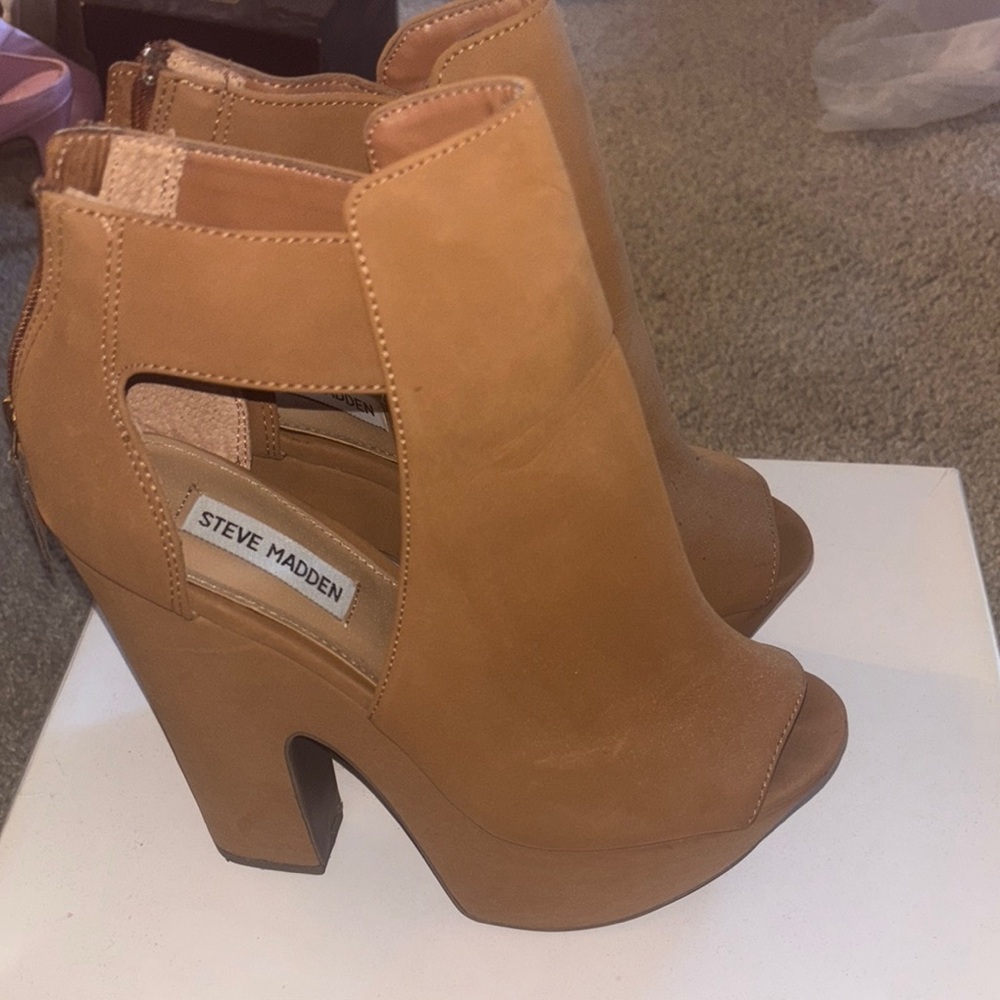 Steve Madden Tan Heeled Boots with Modern Silhouette